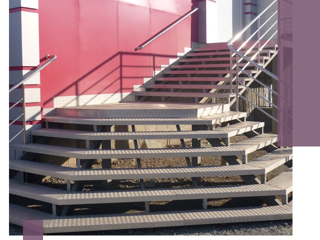 Лестницы для магазина в Саяногорске — изготовление и монтаж