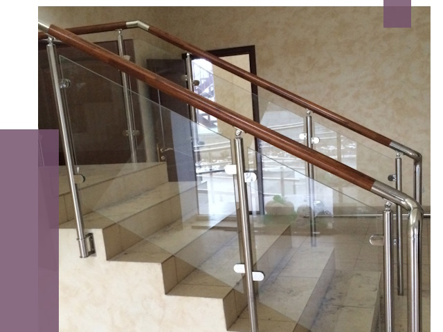 Комбинированные перила из металла и дерева в Саяногорске