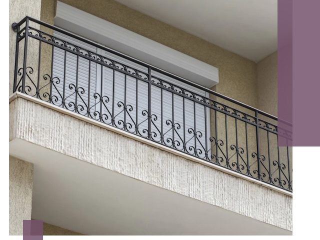 Балконные ограждения из металла и стекла в Саяногорске для домов