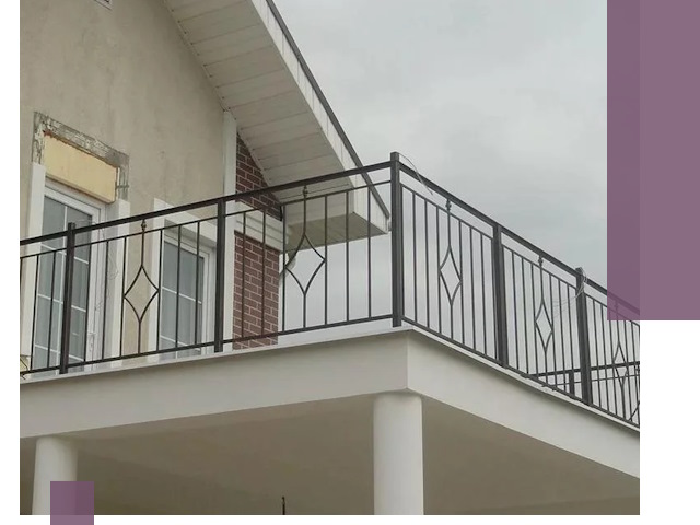 Изготовление балконных ограждений в Саяногорске из металла и стекла