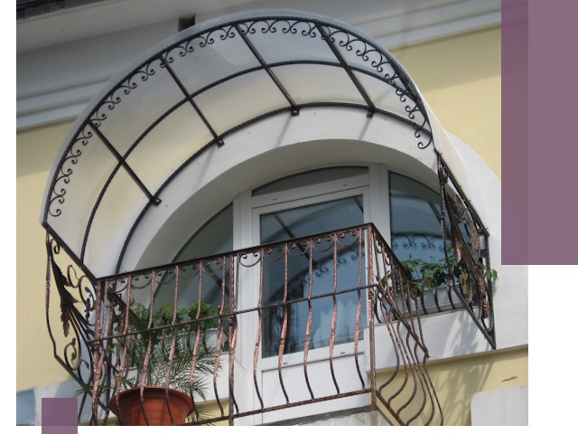 Козырьки над балконом в Саяногорске — изготовление и монтаж