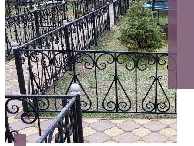Кованые газонные ограждения под ключ в Саяногорске